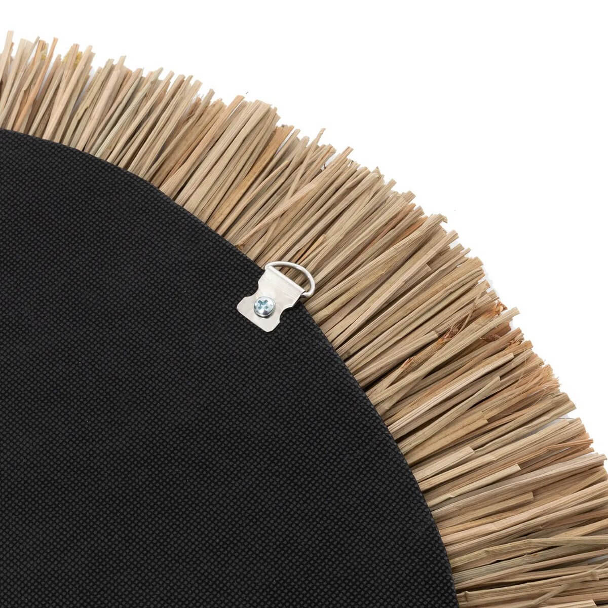 Achterkant van de Alang Alang Feather Juju met bevestigingshaak en gedroogd gras detail. Exotisch en natuurlijk wanddecor.