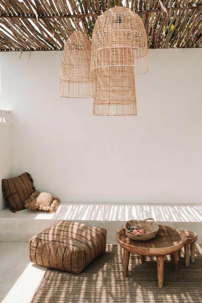 Stijlvolle natuurlijk rotan hanglamp geïnspireerd op de kust van Amalfi, perfect voor een gezellige strandbar sfeer in huis.