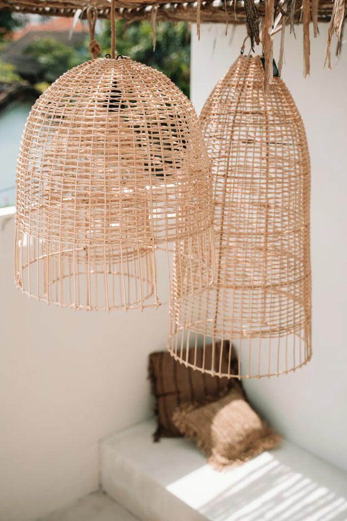 Kooivormige rotan hanglampen in naturel tint, geïnspireerd door de kuststijl van Amalfi. Perfecte sfeermaker voor elke ruimte.