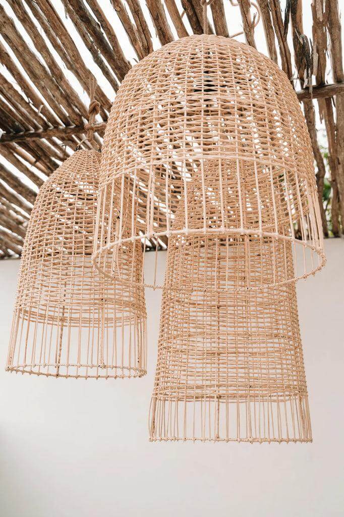Rotan kooivormige hanglampen in natuurkleur, geïnspireerd op de kuststijl van Amalfi, creëren een sfeervolle strandbar ambiance.