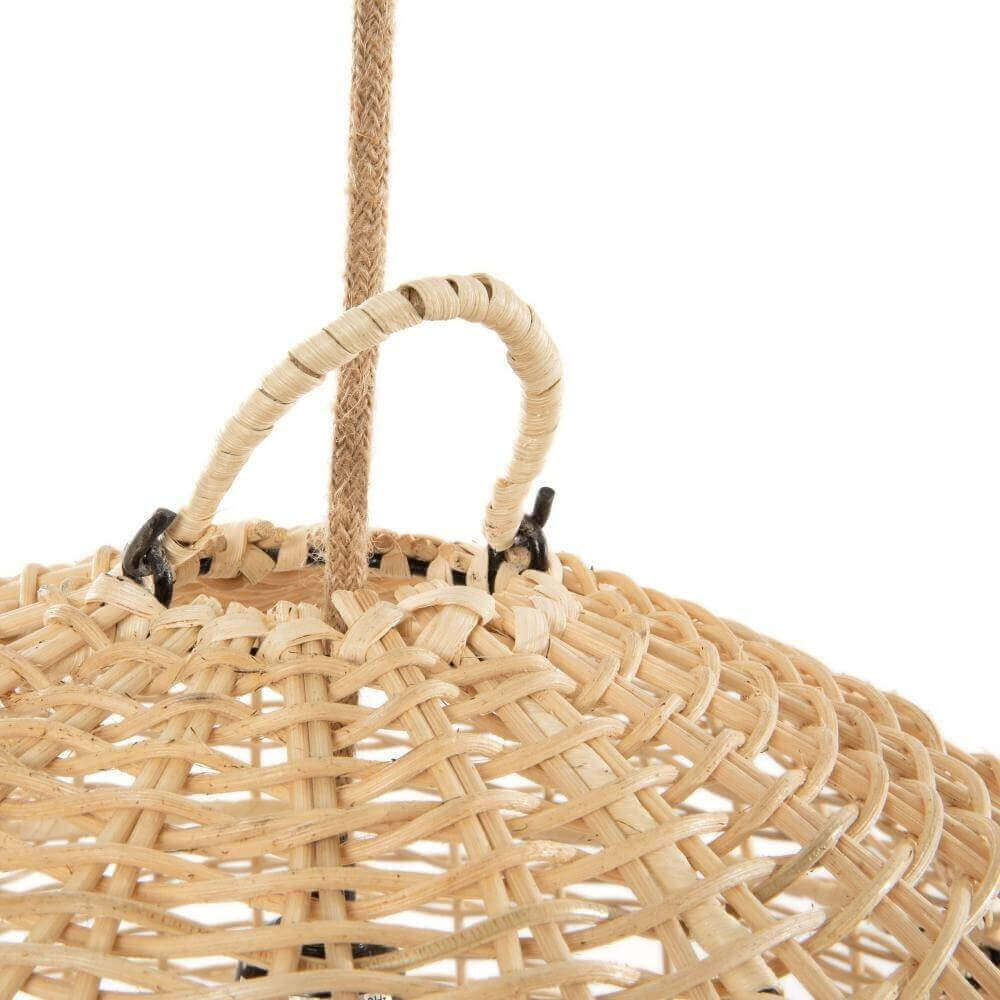 Detail van de Amalfi rotan hanglamp in natuurlijke kleur, met handvat en gedetailleerd vlechtwerk. Perfect voor kustdesign.