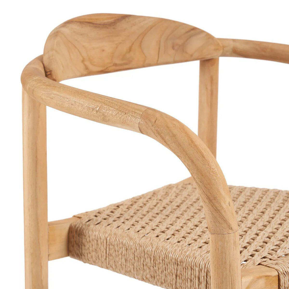 Eetkamerstoel van teruggewonnen teak, perfecte zit voor buiten, houten armleuningen en geweven zitting voor duurzaam comfort.