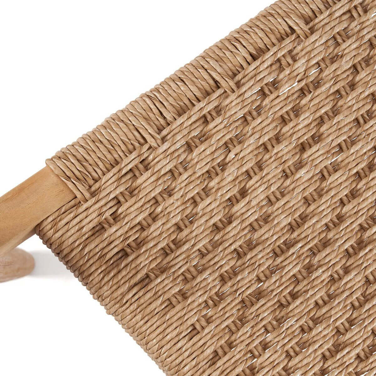 Close-up van geweven patroon van de De Amaya eetkamerstoel in naturel teak, perfect voor buiten en duurzaam leven.