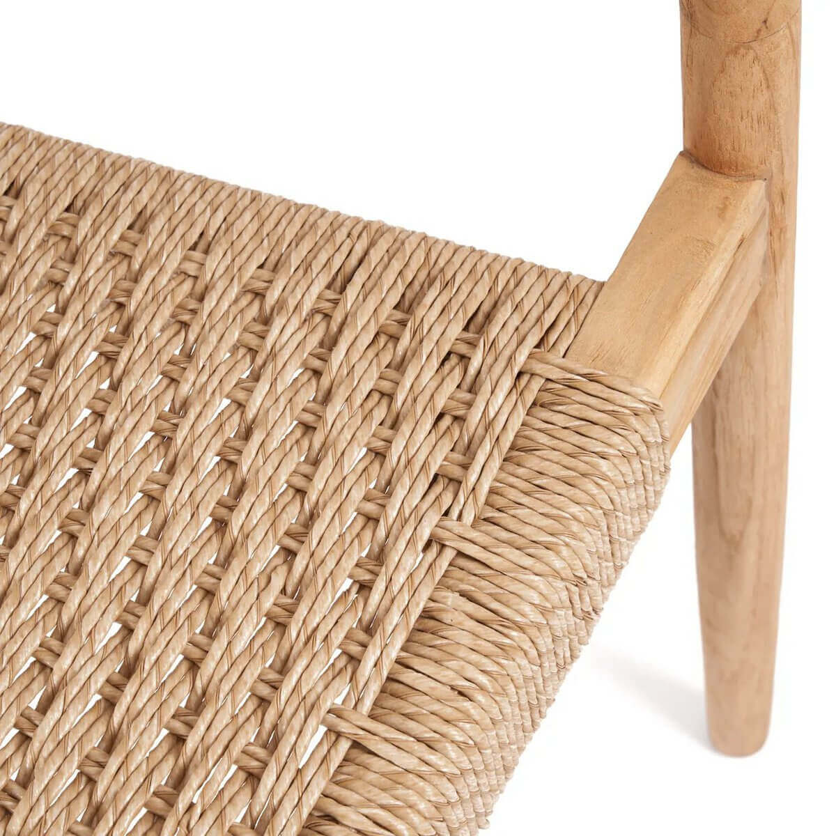Detail van geweven natuurlijke zitting van De Amaya Eetkamerstoel, perfect voor buitengebruik. Duurzaam volk met stijl.
