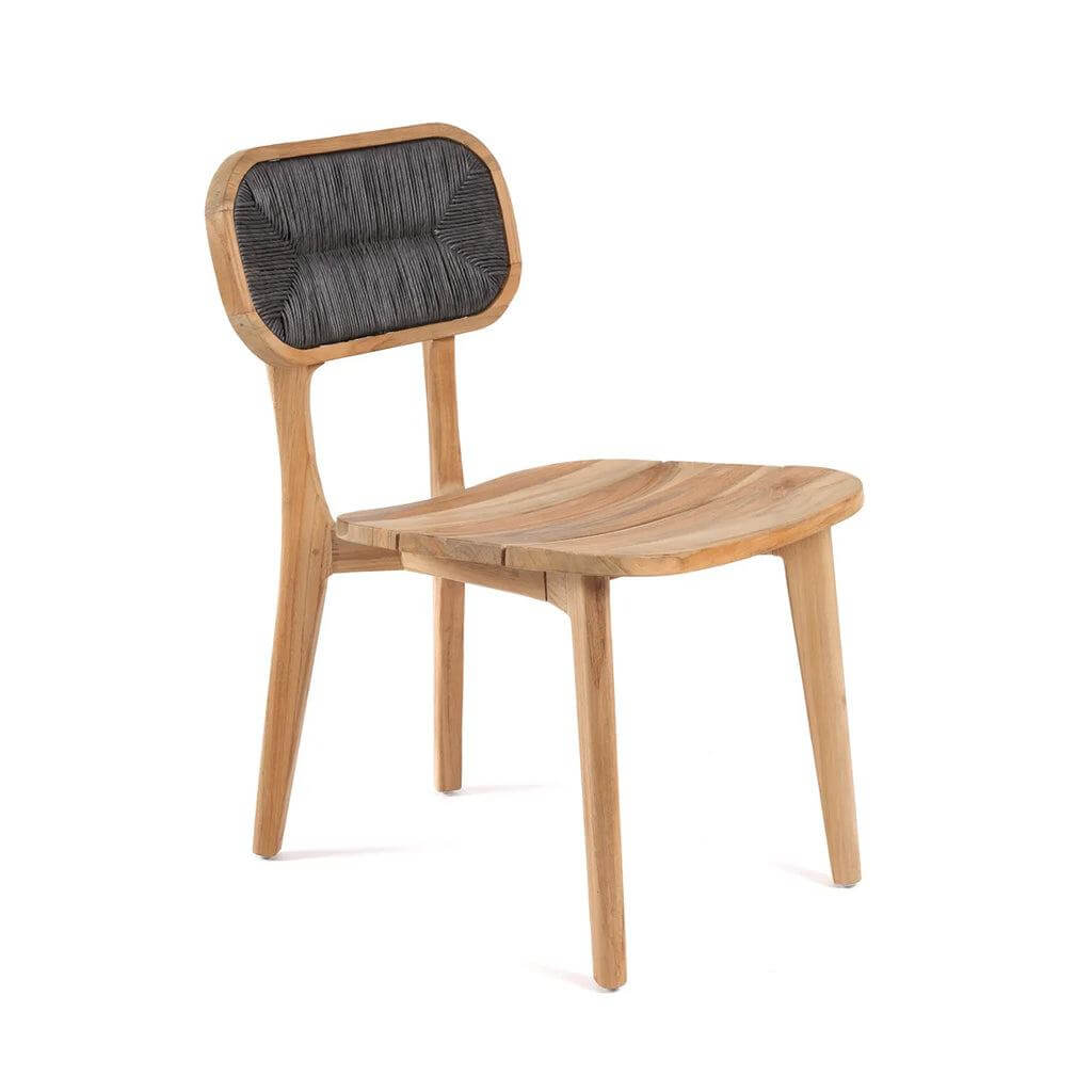 De Arigato Eetkamerstoel van gerecycled teakhout, elegant design met zwart accenten, geschikt voor binnen en buitengebruik.
