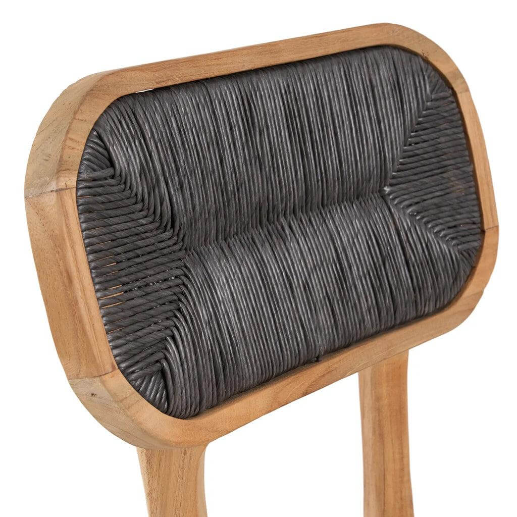 Detail van rugleuning Arigato eetkamerstoel met teakhout en zwarte afwerking, geschikt voor binnen en buiten gebruik.