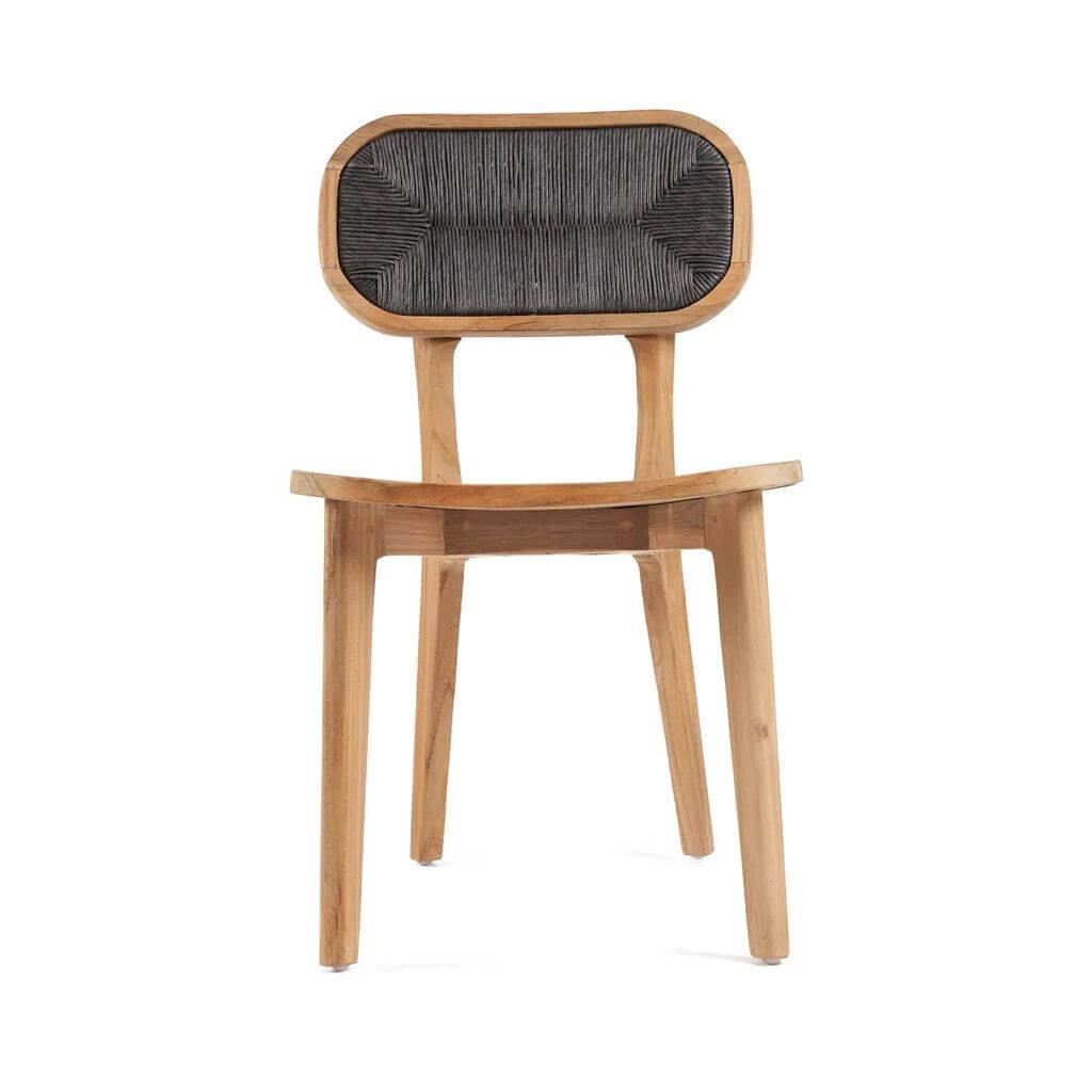 De Arigato eetkamerstoel van gerecycled teakhout, geschikt voor zowel binnen als buiten gebruik, met zwart elegant ontwerp.