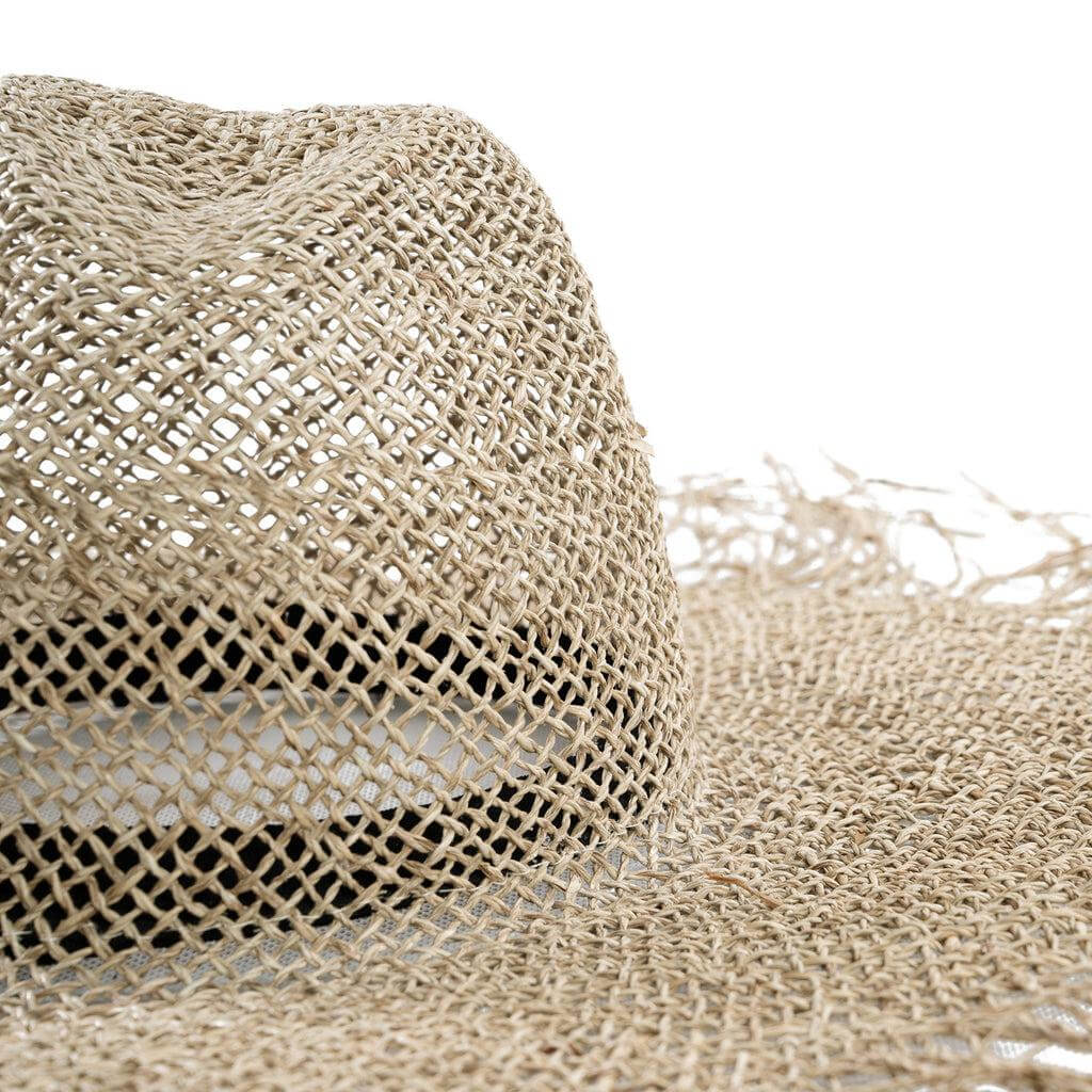 Natuurlijke Beach Hoed van zeegras met bandana lint, perfect voor zonnige dagen. Luchtig, stijlvol en comfortabele zomerse accessoire.