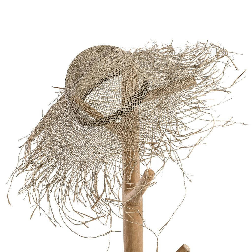Alt Tag: Trendy strandhoed van zeegras met speelse franjes en opvallende bandana lint. Perfect voor zonnige dagen en bescherming tegen de zon.