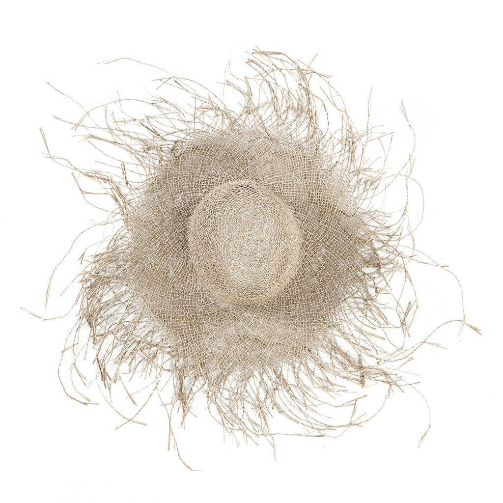 Stijlvolle natuurlijke strandhoed met rafelige rand, gemaakt van zeegras. Perfect voor zomerse dagen, lichtgewicht en ademend.