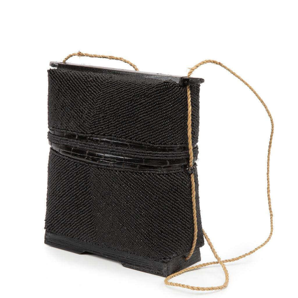 Een stijlvolle zwarte schatkist van kralen, bamboe en zeegras voor decoratief opbergen van kleine voorwerpen, 25x25 cm.