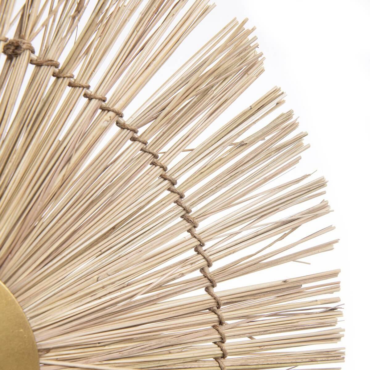 Detail van de De Beausoleil Wandlamp in naturel goud met gras en ijzeren elementen, elegant en minimalistisch ontwerp.