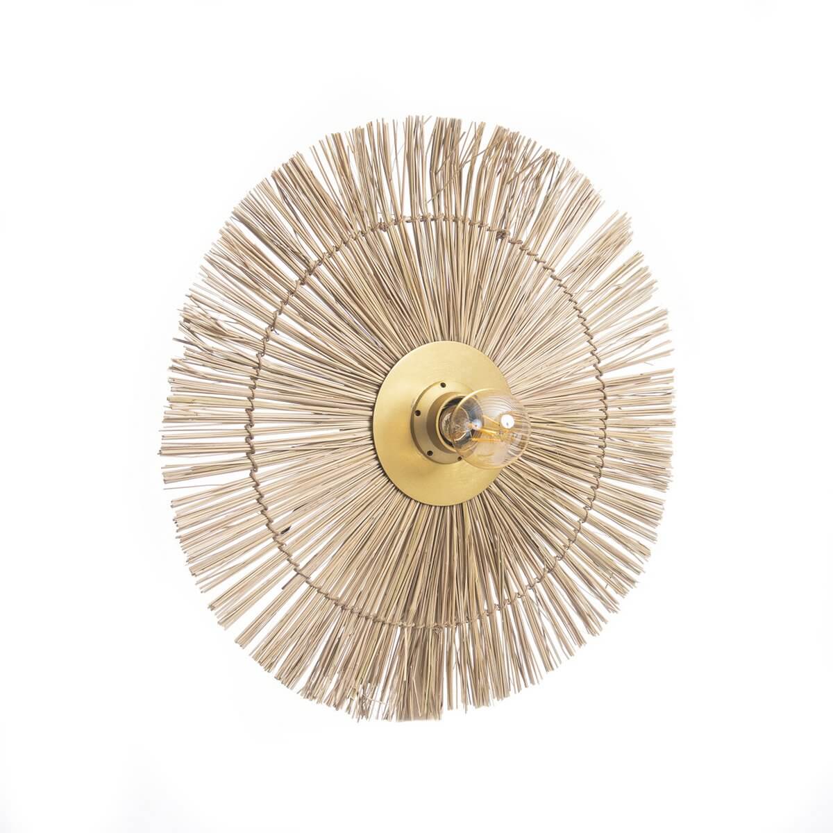 De Beausoleil wandlamp in naturel goud, gemaakt van gras en ijzer, met ronde en platte moderne uitstraling.