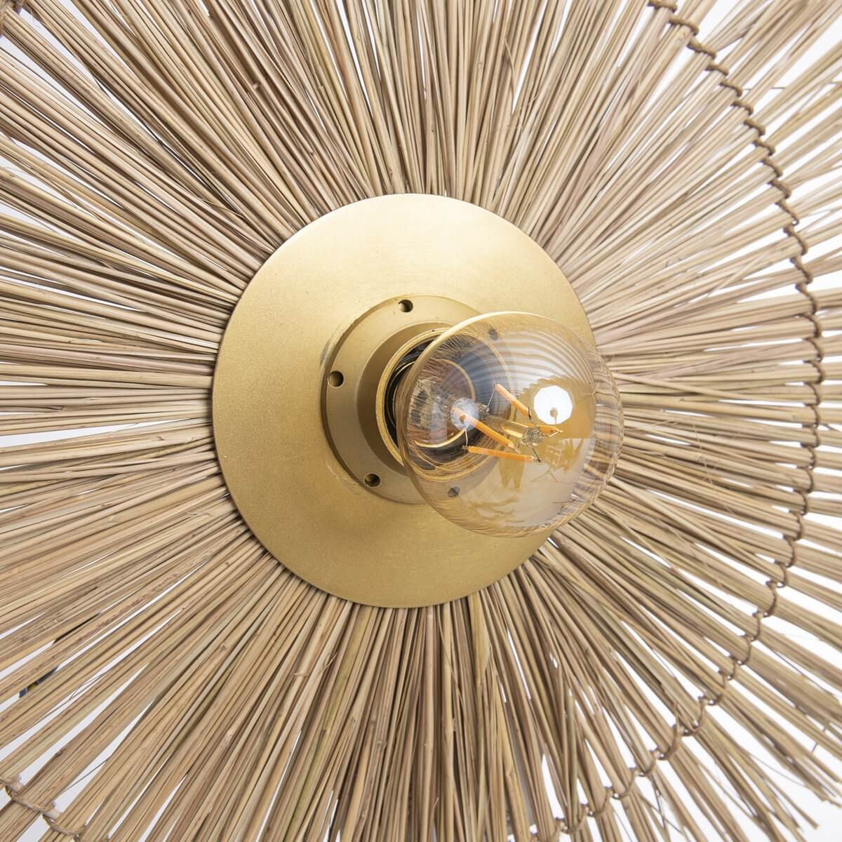 Beausoleil wandlamp in natuurlijk goud met gras en ijzer design, ronde vorm zonder de zicht te blokkeren. Perfect voor donkere ruimtes.
