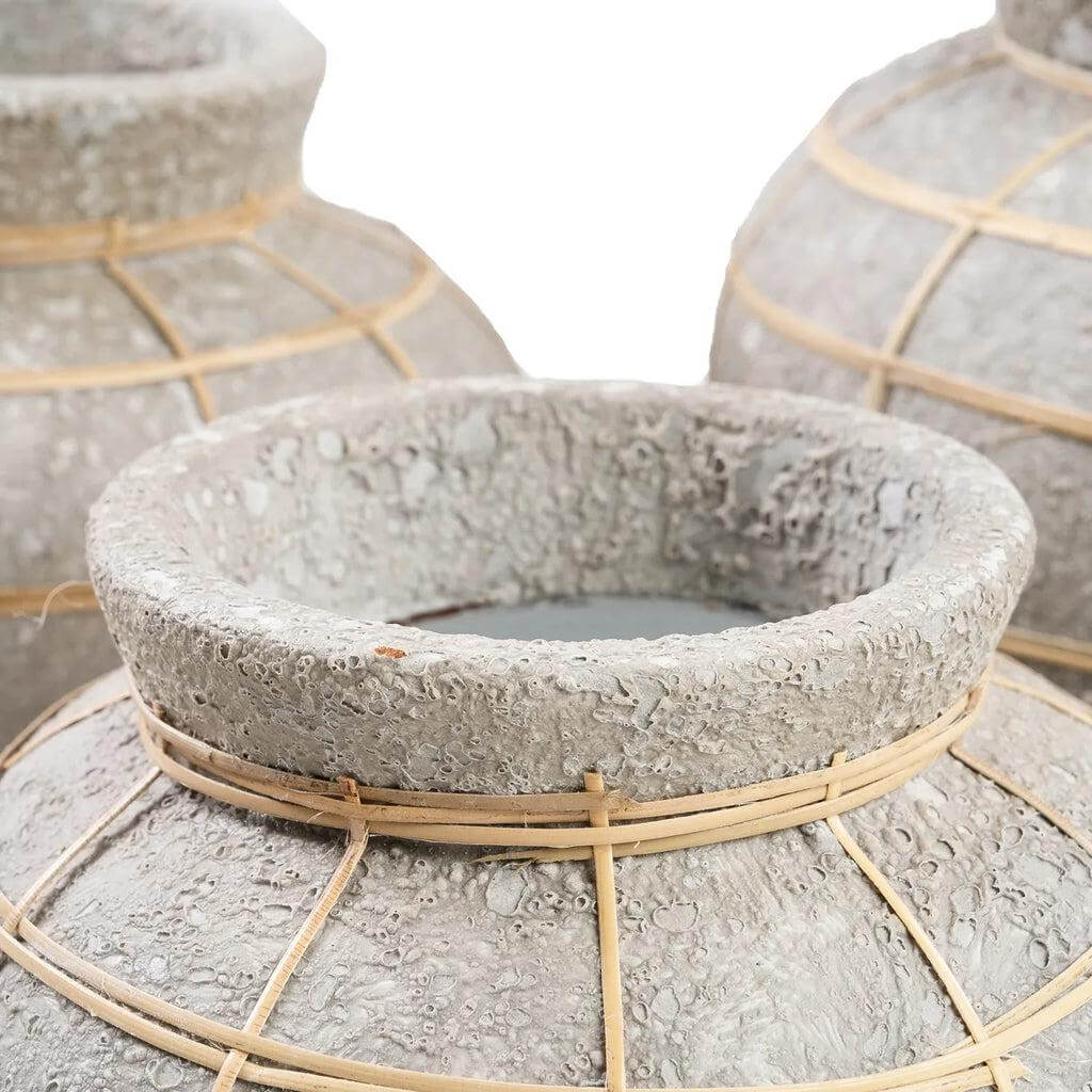 Close-up van De Belly Vaas in Beton Naturel met rotan details, perfect voor droogbloemen en kustvibes in huis. Formaat S, terracotta.