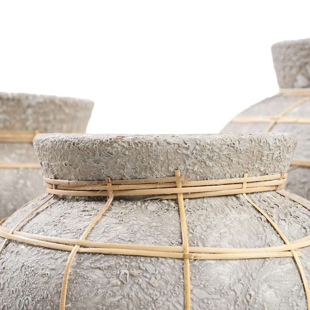 Alt Tag: Close-up van De Belly Vaas van terracotta in Beton Naturel met rotan detail, perfect voor droogbloemen.