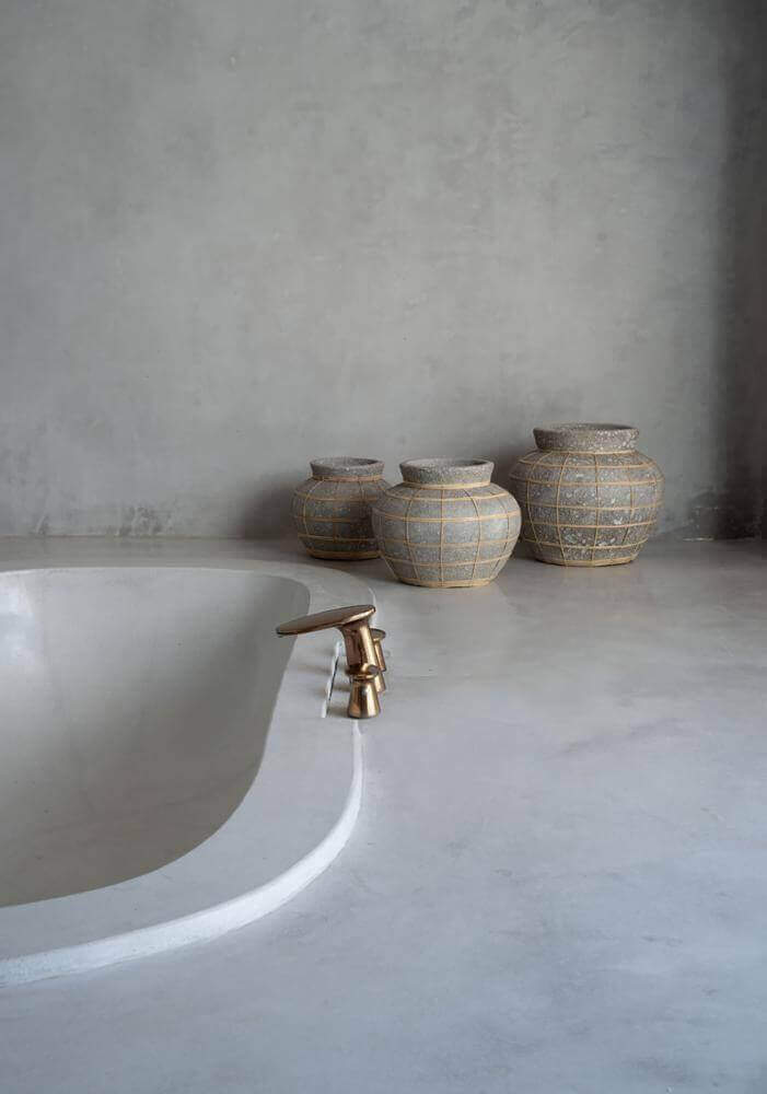 Stijlvolle terracotta De Belly Vaas in natuurlijk beton met rotan, perfecte decoratie voor woonkamer of badkamer.