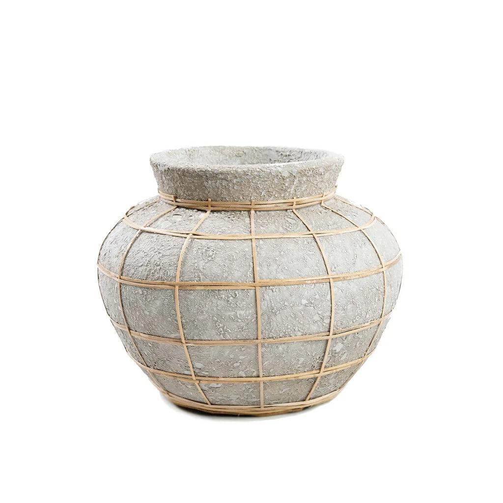 De Belly Vaas van terracotta met rotan detail, ideaal voor droogbloemen. Beton Naturel kleur, 19x25x25 cm.