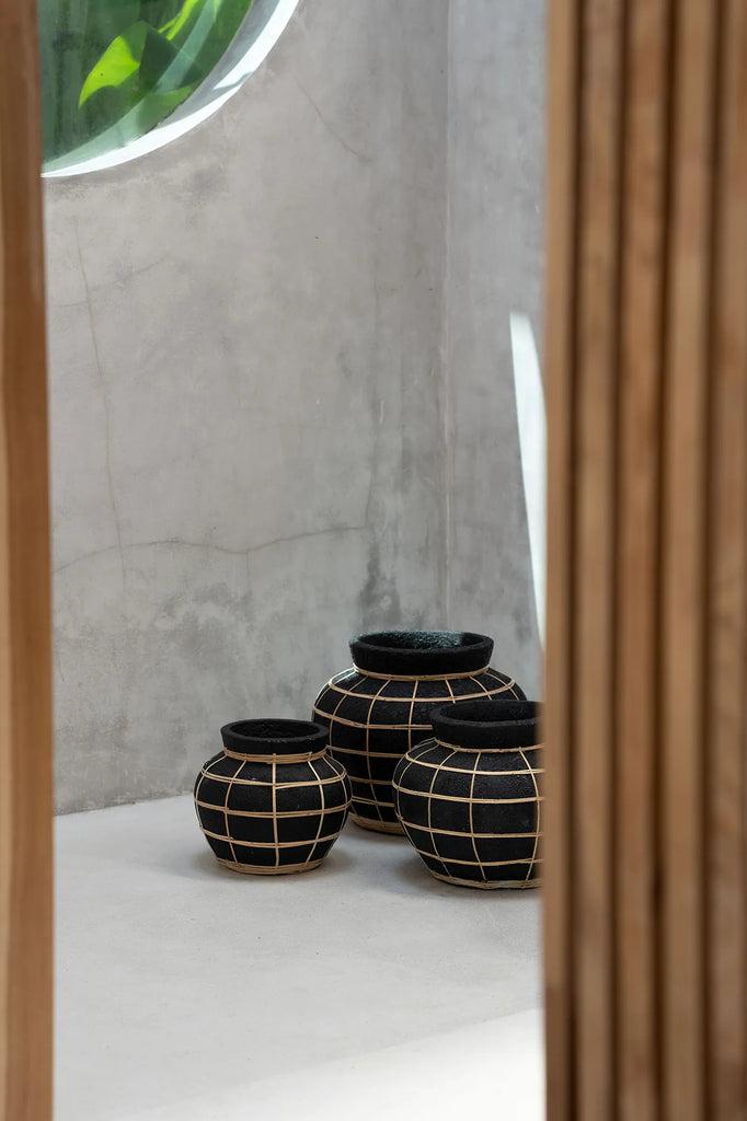 Stijlvolle terracotta De Belly Vaas in Zwart Naturel, geschikt voor droogbloemen, voegt kustvibes toe aan interieur. Let op: niet waterdicht.