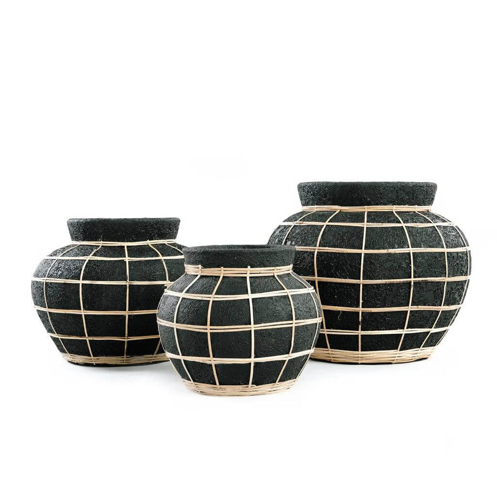 Set van drie De Belly Vazen in zwart terracotta met rotan details, ideaal voor droogbloemen, voegt kustvibes toe aan elk interieur.