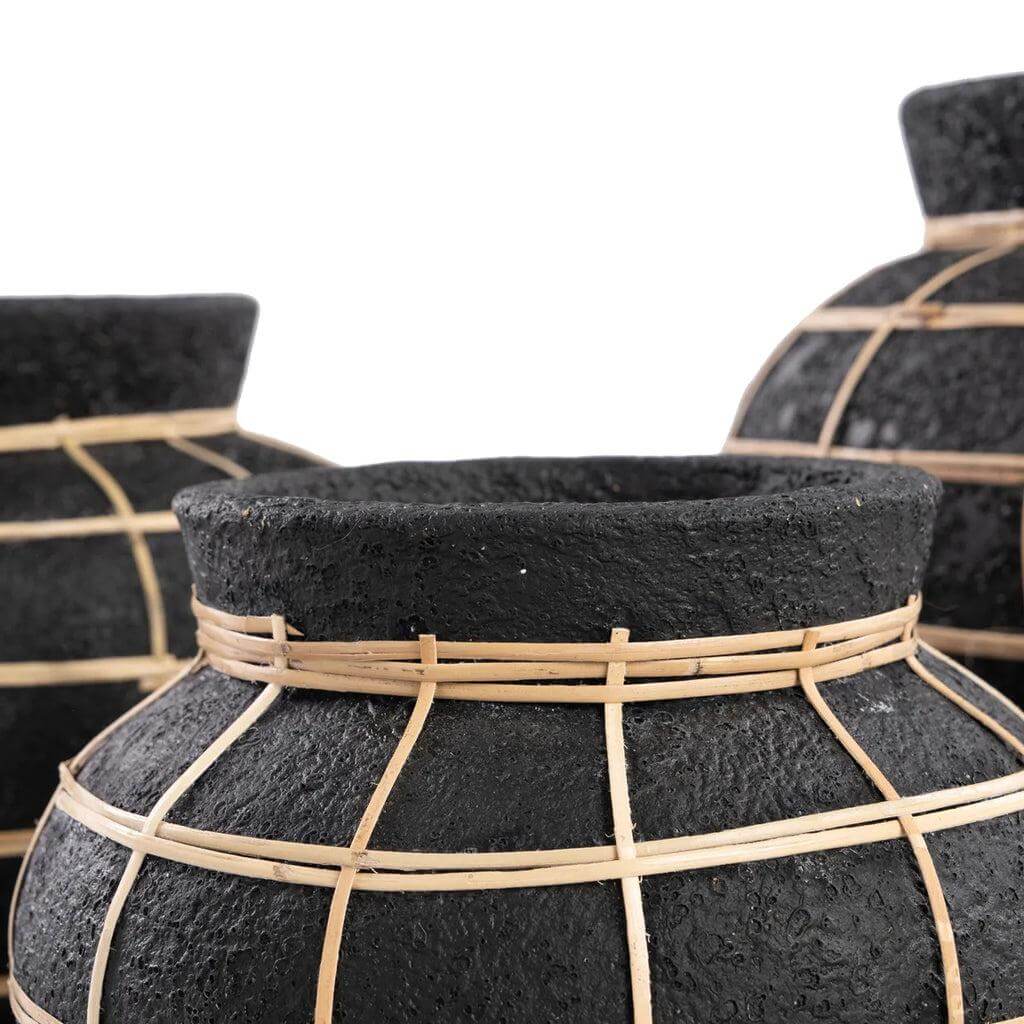 Close-up van De Belly Vaas - Zwart Naturel, terracotta met rotan details. Perfect voor droogbloemen. Hoogte 27 cm, breedte 33 cm.