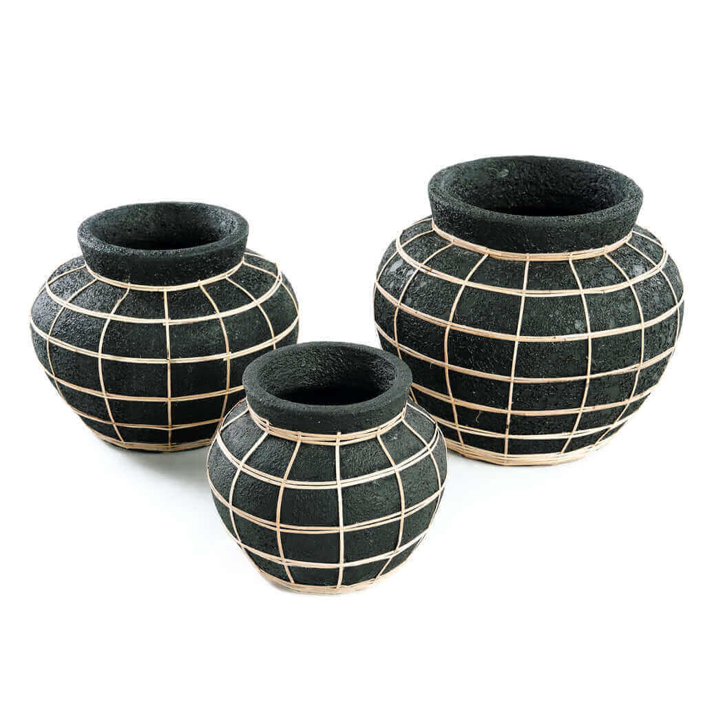 Zwarte terracotta De Belly Vaas met rotan details in drie maten, perfect voor droogbloemen. Geeft kustvibes aan elke ruimte.