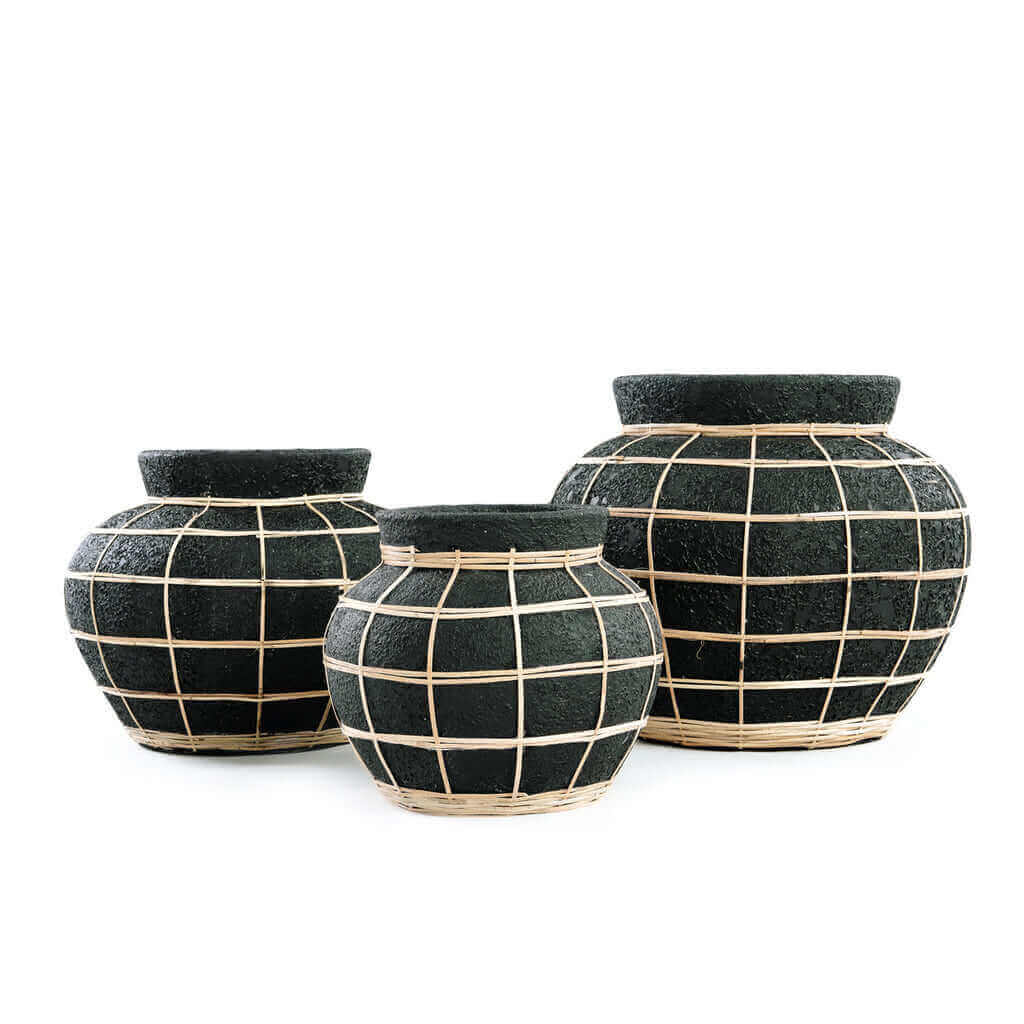 Drie terracotta De Belly Vazen in zwart met rotan details, perfect voor droogbloemen, in drie maten. Ideaal voor een kuststijl in huis.