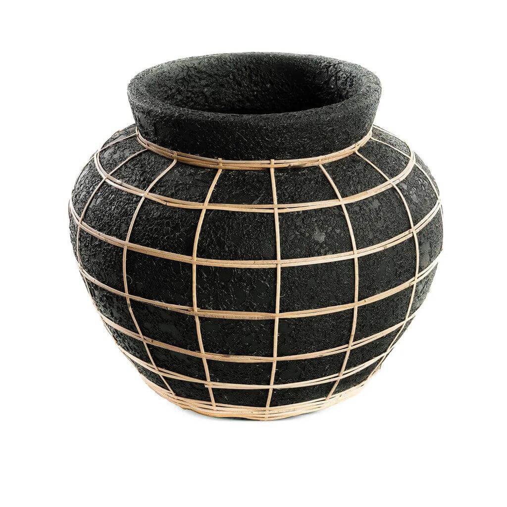 Zwarte terracotta vaas met rotan details, perfect voor droogbloemen. Geeft een kustgevoel aan elke ruimte. Hoogte 27 cm, breedte 33 cm.
