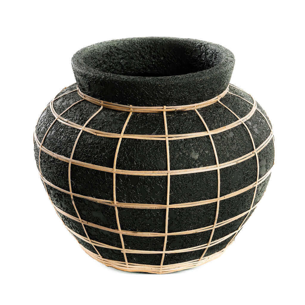 Zwarte terracotta De Belly vaas met rotan detail en kustvibes, geschikt voor droogbloemen, 33x33x27 cm.