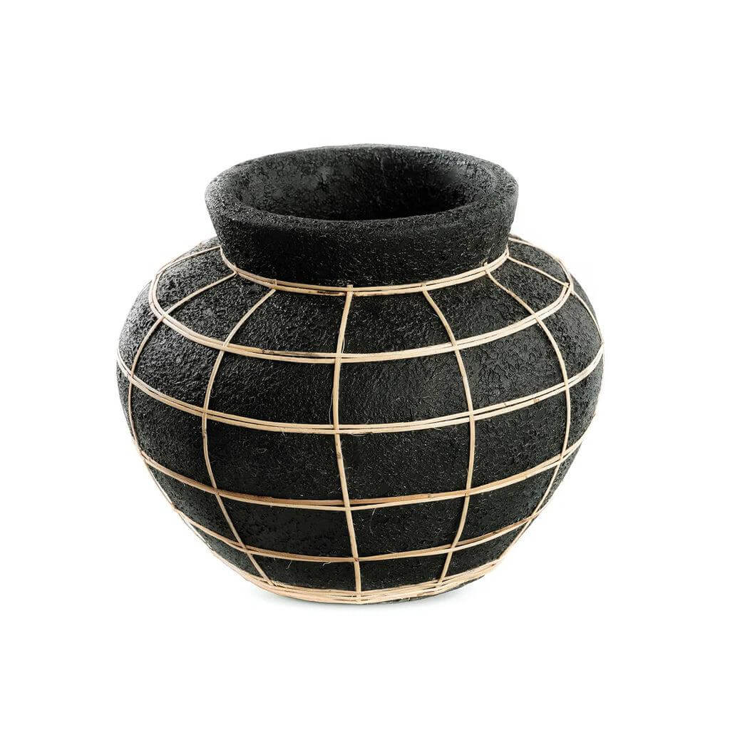De Belly Vaas - Zwart Naturel met rotan detail, perfect voor droogbloemen. Terracotta vaas van 23 cm hoog, geeft kustvibes aan elke ruimte.