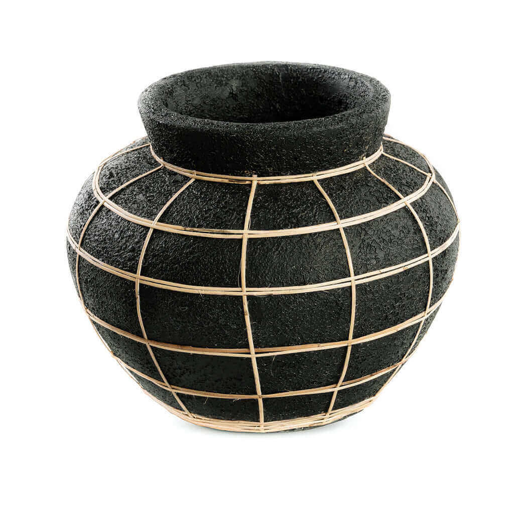 Alt Tag: De Belly Vaas in zwart terracotta met rotan detail, perfect voor droogbloemen in woonkamer of badkamer, hoogte 23 cm.