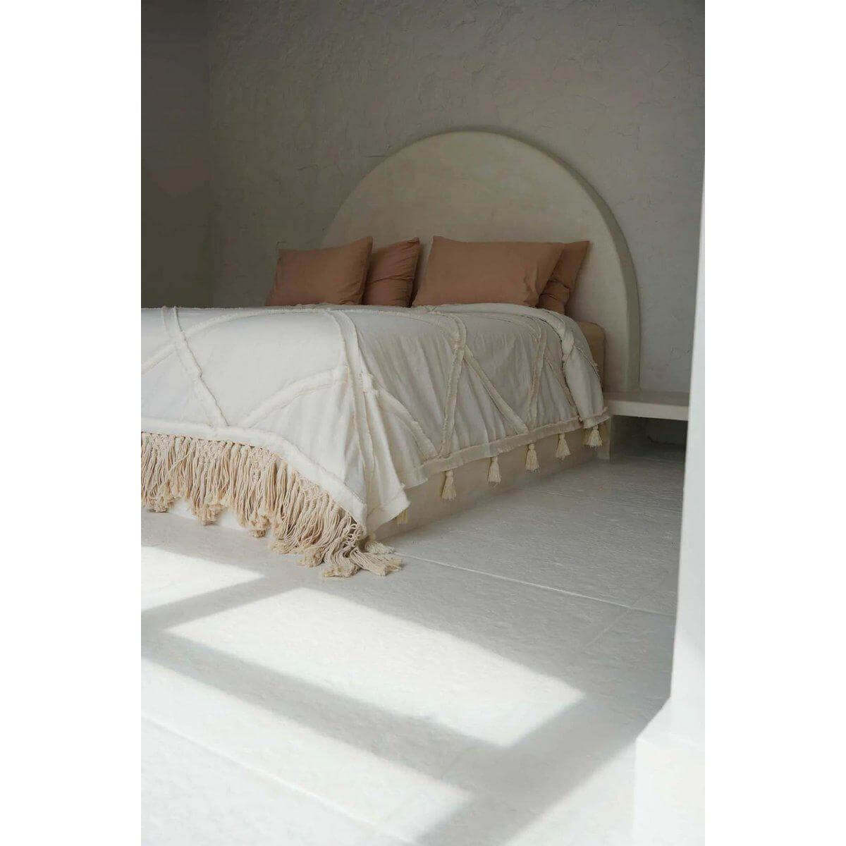 Alt Tag: Elegante naturel Berber bedsprei van katoen op bed, straalt rust en eenvoud uit in neutrale slaapkameromgeving.