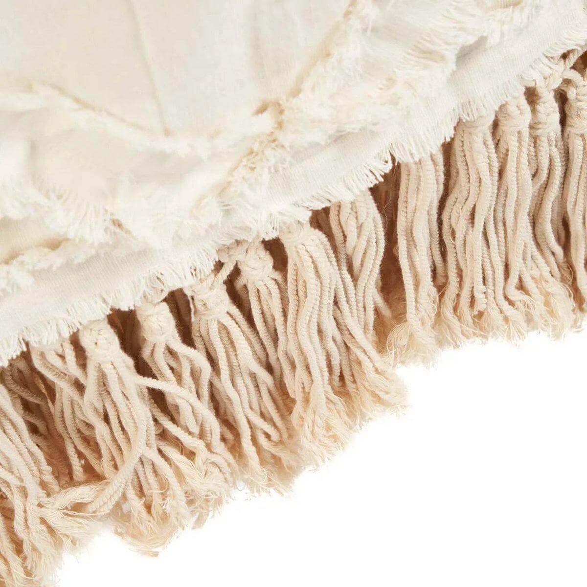Close-up van de zachte, natuurlijke Berber Bedsprei met katoenen franjes in natuurlijke kleur voor een rustgevend interieur.