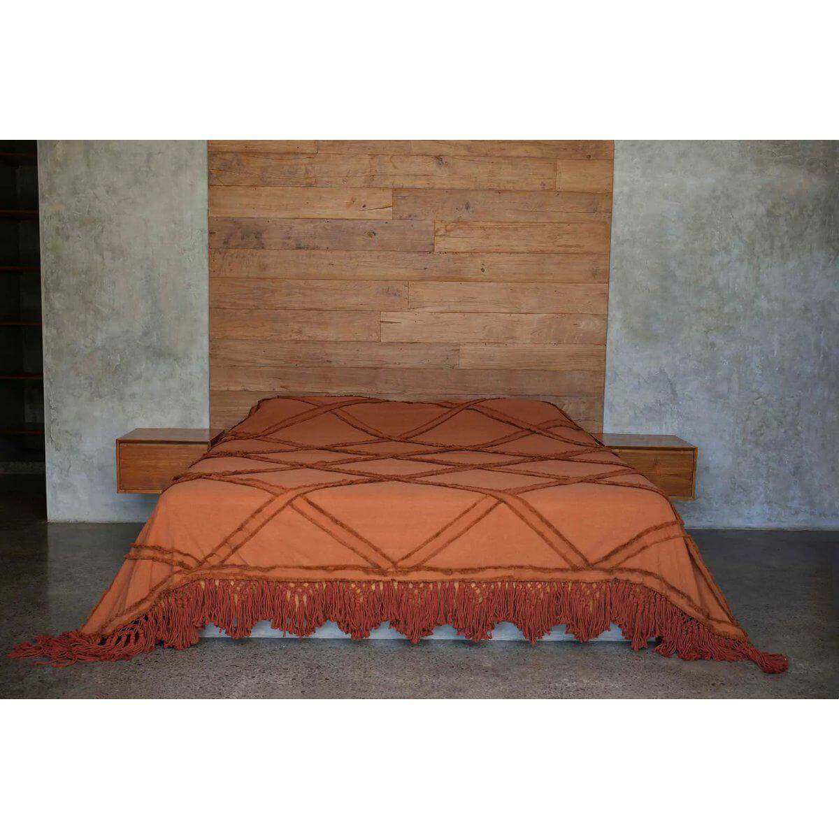 Terracotta Berber bedsprei op modern houten bed, klassieke en luxe uitstraling, warme tinten voor een stijlvolle slaapkamer