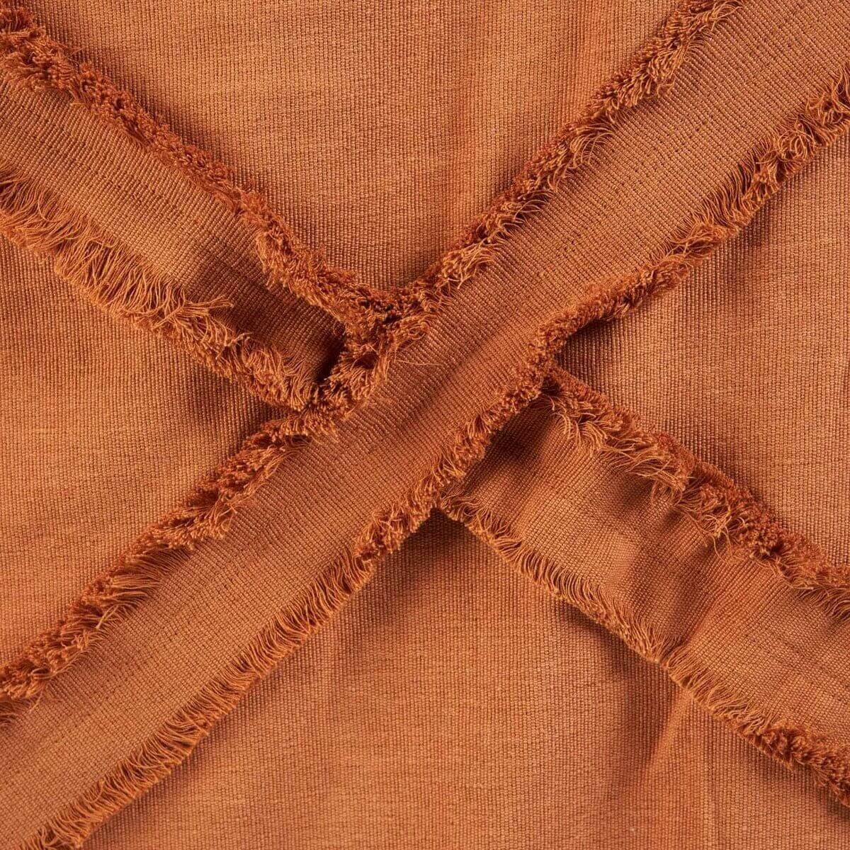 Detail van De Berber-bedsprei in terracotta, met luxe textuur en rustieke charme.