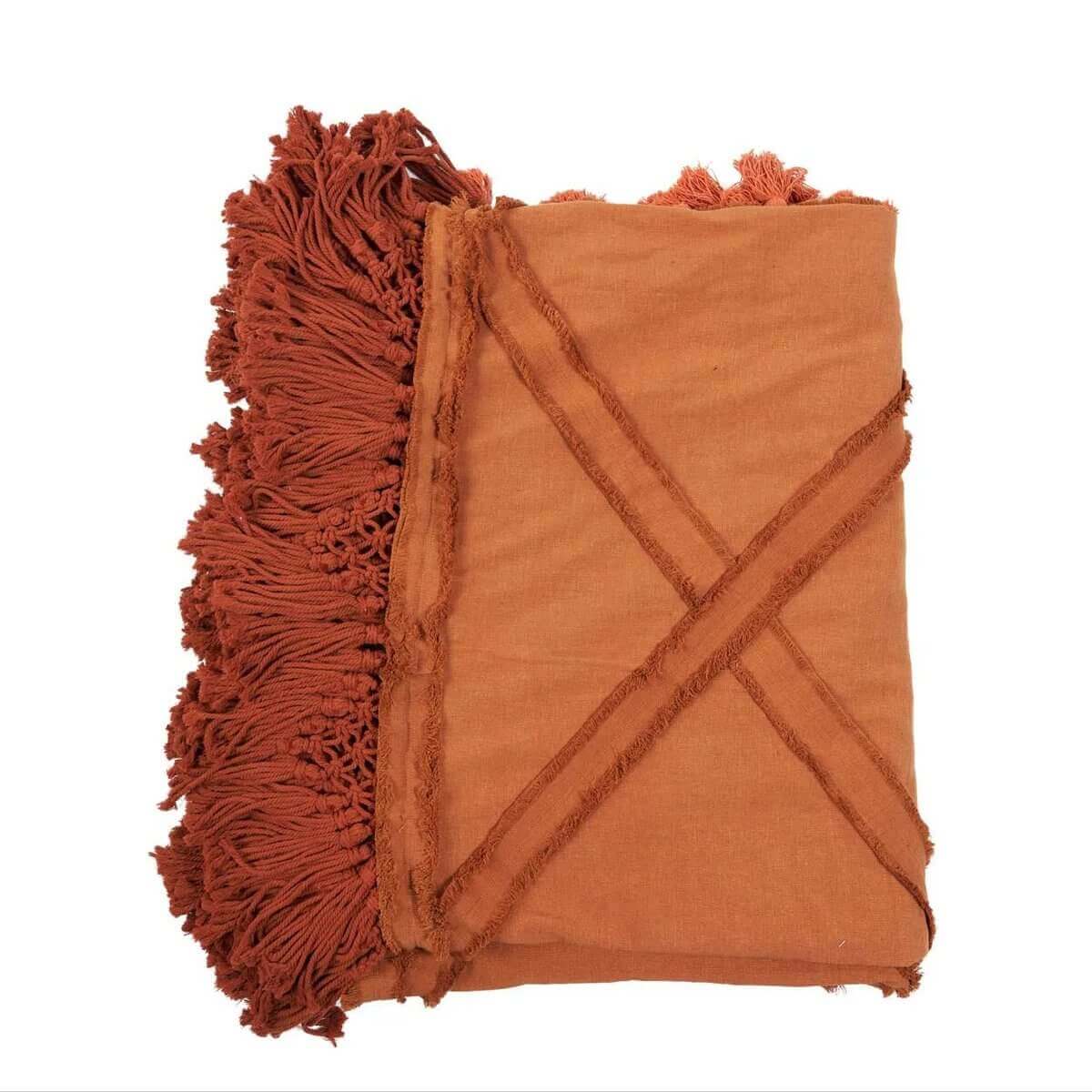 De Berber-bedsprei in terracotta, met franjes, klassieke en luxe uitstraling, brengt warmte en verfijning in elke ruimte.