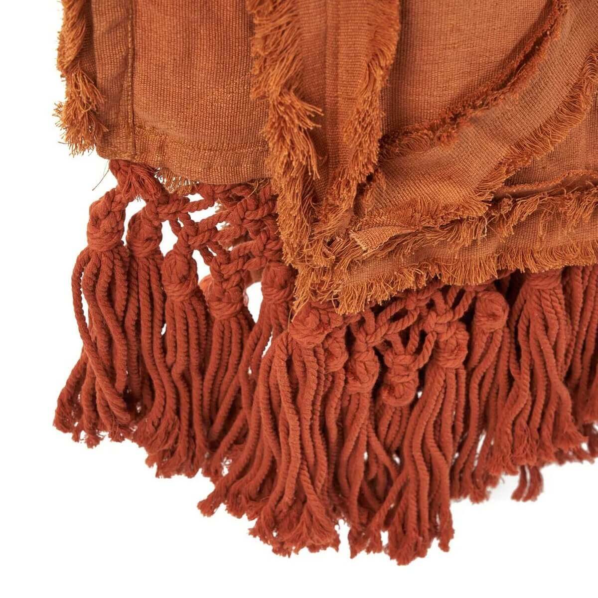 Terracotta dekenzoom met franjes, Berber stijl, voegt warmte en verfijning toe aan interieur.