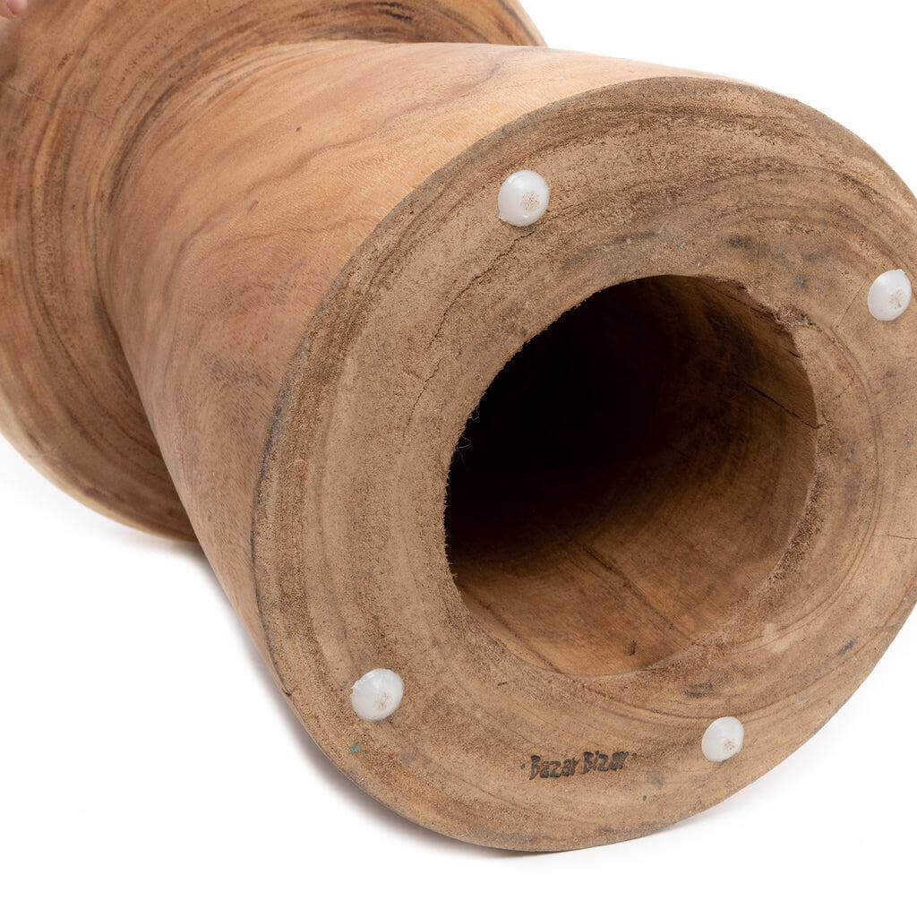 De Bloom Kruk - Naturel, gemaakt van duurzaam suarhout, met geometrische en ingewikkelde houtsnijwerken. Onderkant zichtbaar met holte.