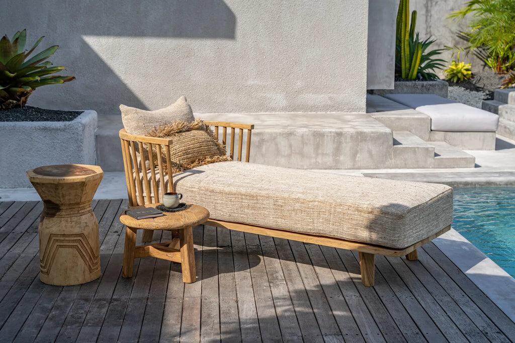 Suarhouten Bloom Kruk met geometrisch ontwerp naast een loungebed bij het zwembad op houten dek. Stijlvol en duurzaam design.
