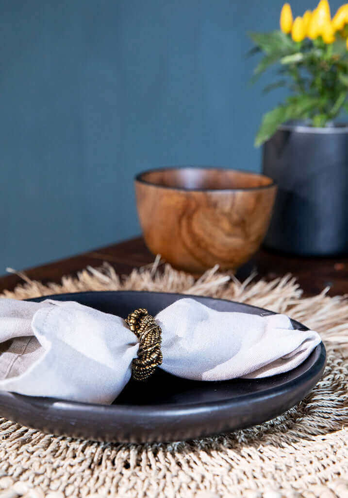 Stijlvolle De Bondi Vaas Rond op tafel met doek, perfect voor interieurdecoratie of als multifunctionele teakhouten schaal.