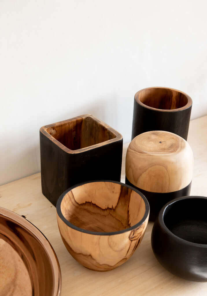 De Bondi Vaas - Vierkant, teakhouten schalen en potten, natuurlijk zwart, ideaal voor make-up, juwelen of pennen. Handgemaakt met variërende maten.
