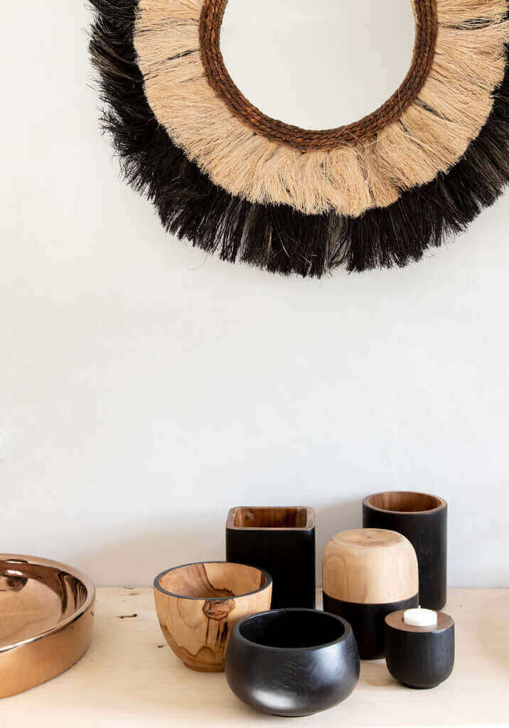 Mooi opgemaakte teakhouten schalen en decoratieve objecten, perfect voor interieurstyling. Multifunctioneel en handgemaakt, kleur naturel zwart.