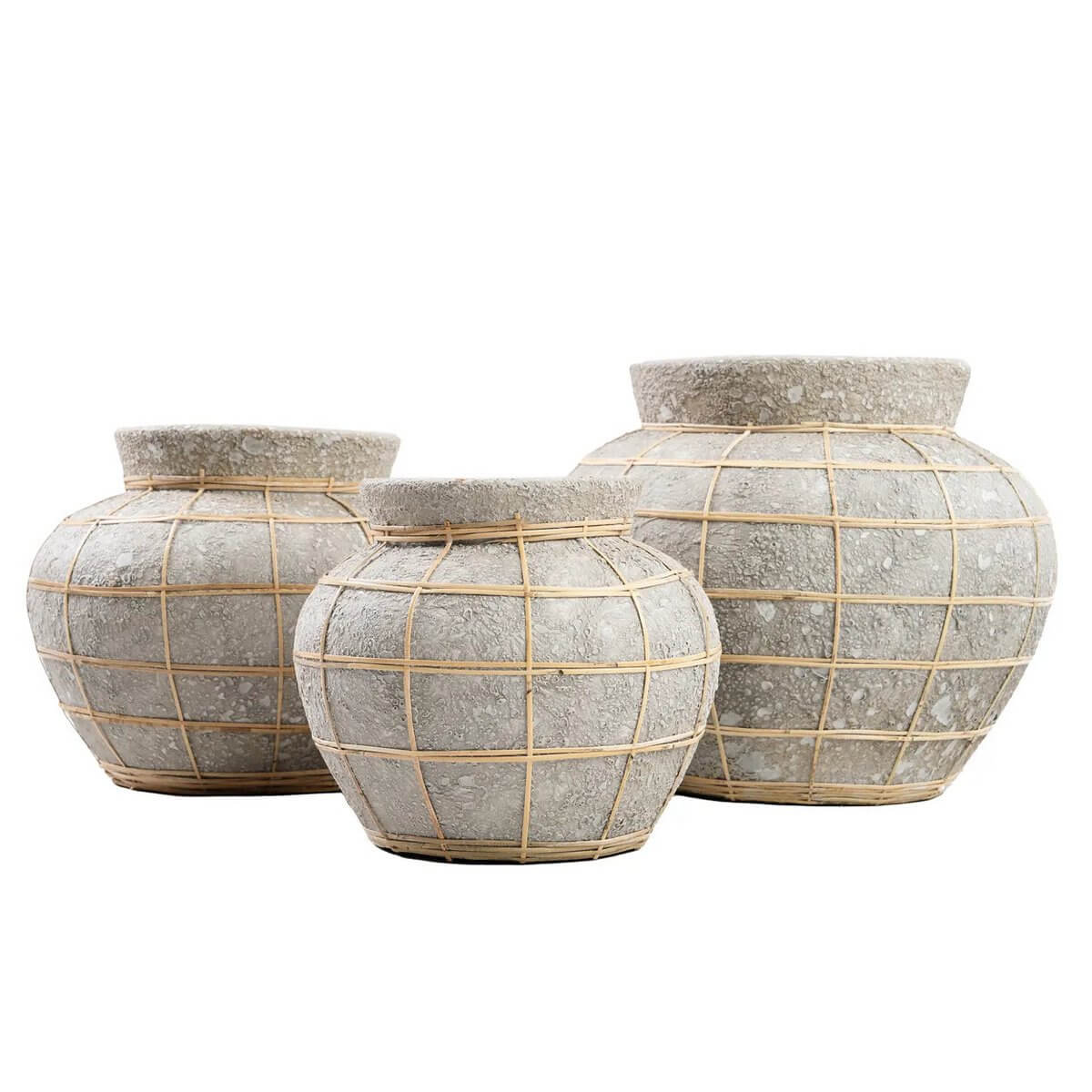 Drie terracotta buikvazen met rotandetail, ideaal voor droogbloemen. Perfect voor een kuststijl in huiselijk interieur.