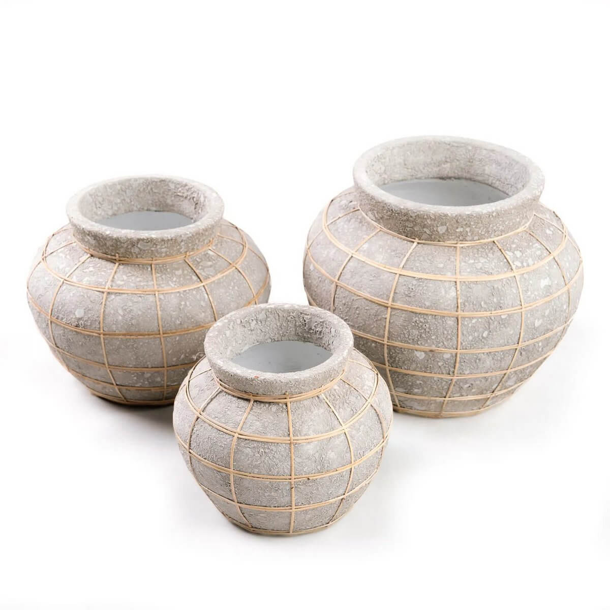 Drie terracotta buikvazen met rotandetails in natuurlijke beton-look, ideaal voor droogbloemen in huis of tuindecoratie.