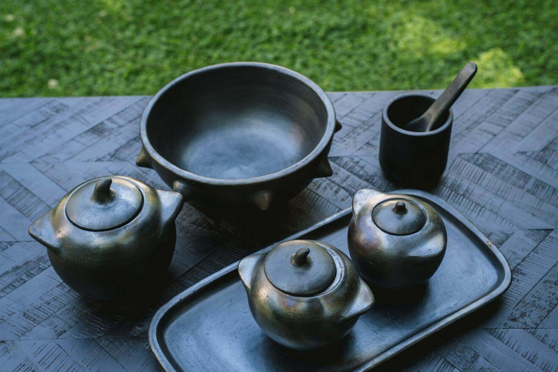 Zwart-gebrande serviescollectie inclusief De Burned Beker met prachtige textuur op tafel, perfect voor kleurrijk eten. Insta-licious!