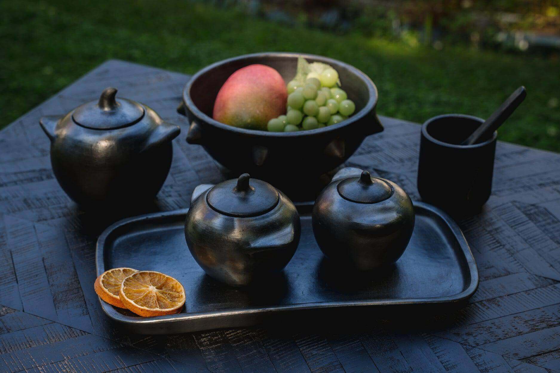 Zwart-gebrande serviescollectie met schaal en beker, perfect voor kleurrijke maaltijden en foodies wereldwijd geliefd.