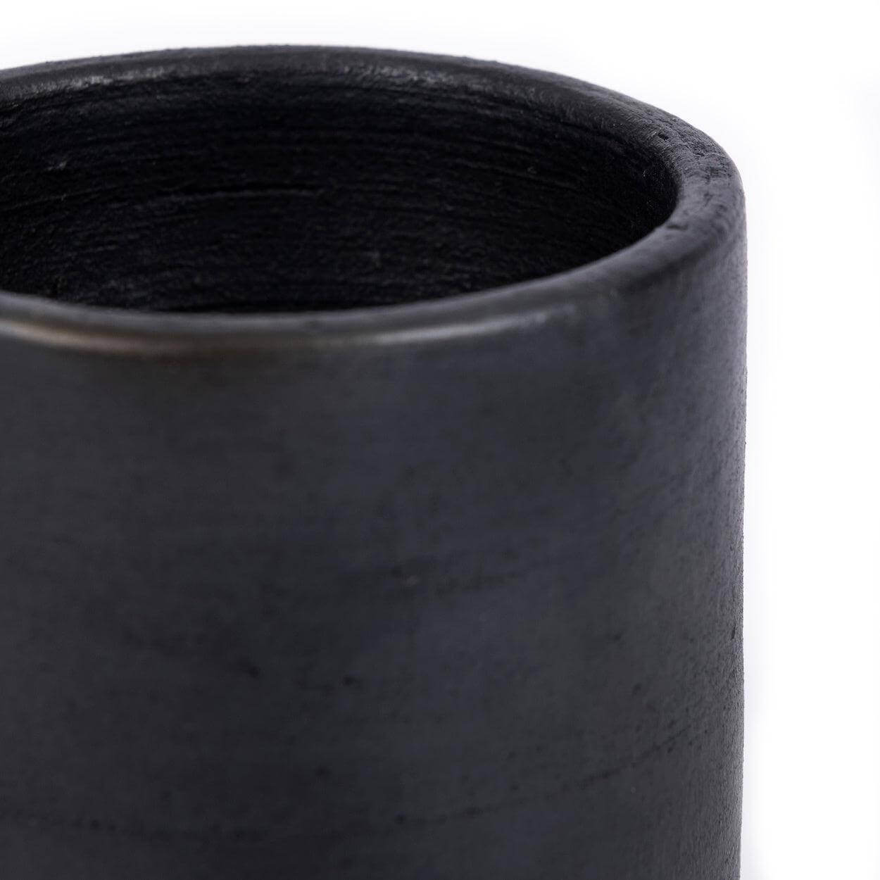 Elegant zwarte beker uit de Burned collectie voor unieke tafelpresentaties.