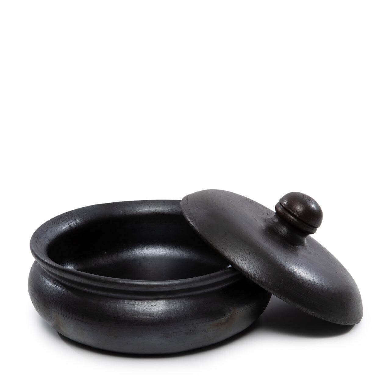 Zwarte terracotta serveerpot met deksel, ovaal ontwerp, perfect voor een stijlvolle tafelsetting. Niet vaatwasmachinebestendig.