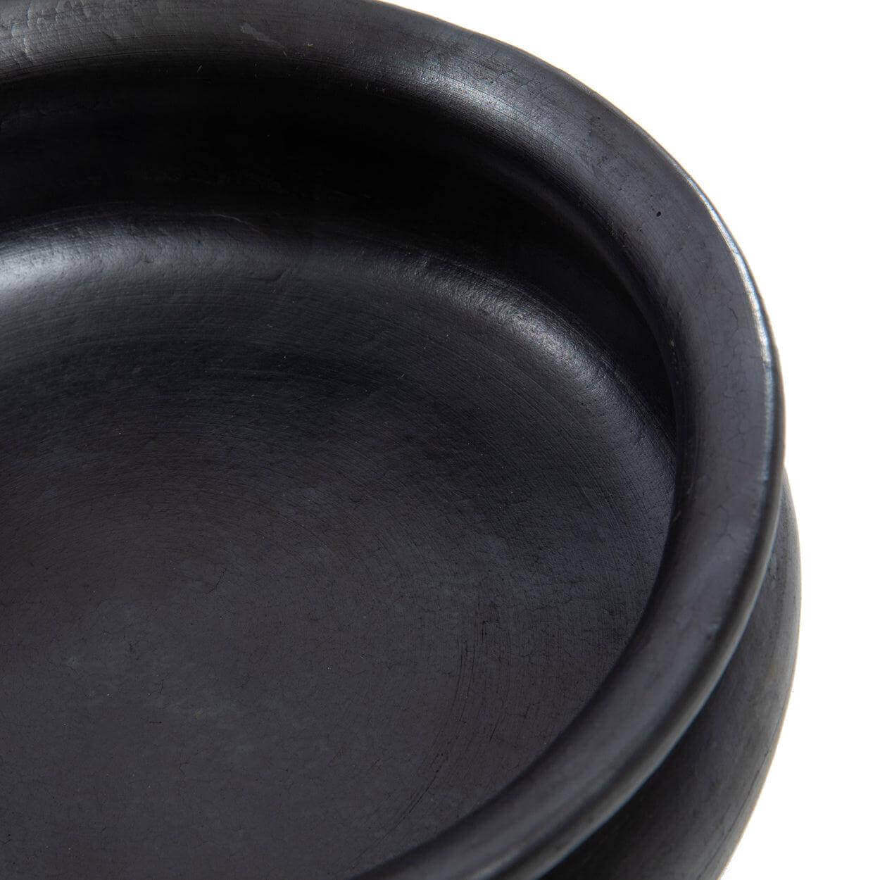 Stijlvolle zwarte terracotta curry pot, perfect voor het serveren van gerechten. Niet vaatwasmachinebestendig. Elegante afwerking en design.