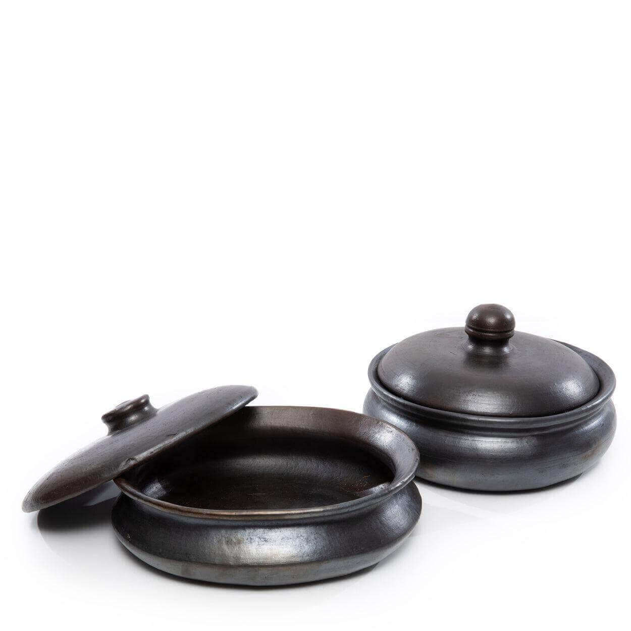 Zwarte terracotta serveerpotten met deksel, perfect voor een elegant gedekte tafel. Niet vaatwasmachinebestendig, ideaal voor voeding.